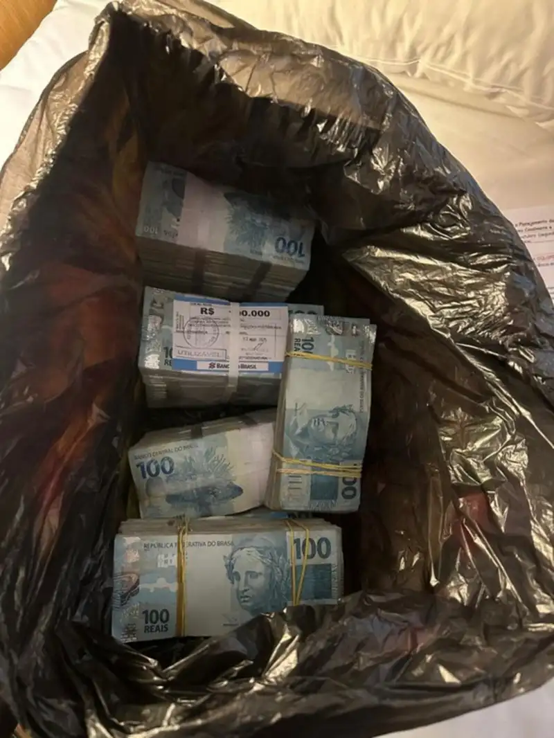 pacotes de dinheiro em notas de cem reais apreendidos pela policia federal na casa do deputado sostenes cavalcante pacotes de dinheiro em notas de cem reais apreendidos pela policia federal na casa do deputado sostenes cavalcante