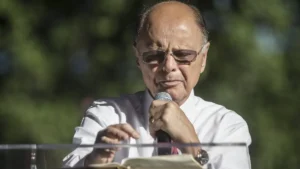 edir macedo segurando microfone durante pregação religiosa