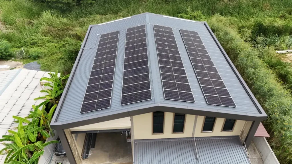 igreja com paineis solares instalados no telhado para geracao de energia limpa e sustentavel