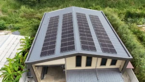 igreja com paineis solares instalados no telhado para geracao de energia limpa e sustentavel
