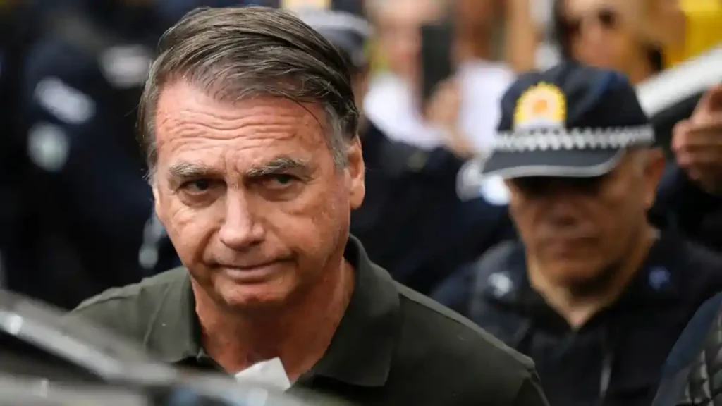 jair bolsonaro cercado por policiais durante deslocamento em local público