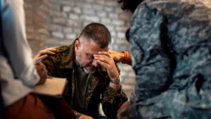 líder religioso demonstra sinais de burnout durante momento de acolhimento e apoio emocional em ambiente comunitário