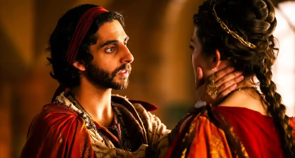 Luke Dimyan como Rei Salomão em The Solomon Saga em cena com uma jovem mulher