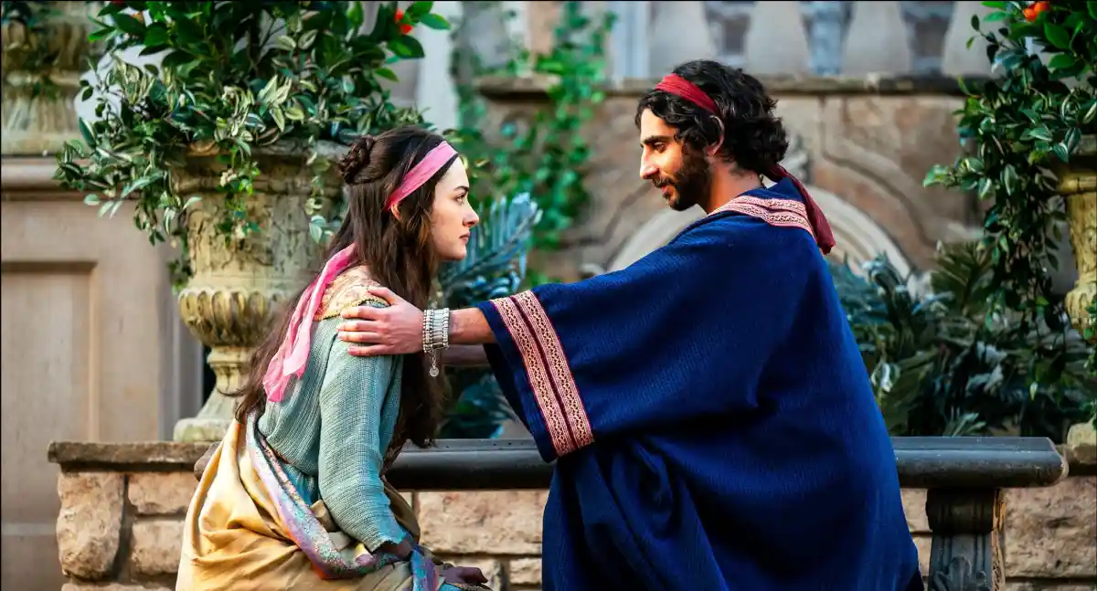 Luke Dimyan como Rei Salomão em The Solomon Saga em cena com jovem mulher nos jardins do palácio Luke Dimyan como Rei Salomão em The Solomon Saga em cena com jovem mulher nos jardins do palácio