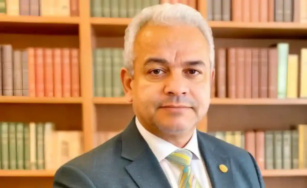 Pastor Airiston Leite posa para retrato de terno e gravata diante de estante com livros ao anunciar pré-candidatura à presidência da CEADEP