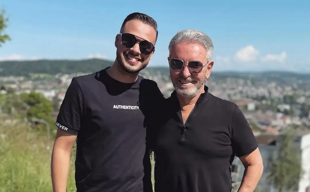 pastor jeronimo onofre ao lado de pastor vinicius silva em momento de confraternizacao ao ar livre
