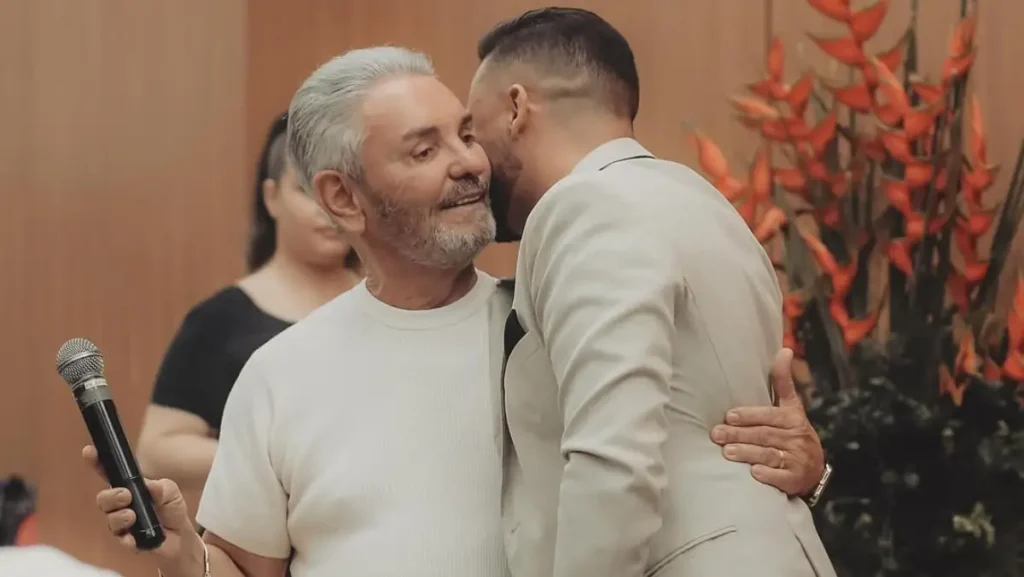 pastor jeronimo onofre cumprimentando o pastor vinicius silva durante culto em igreja evangelica