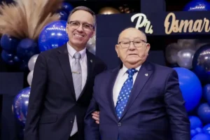 pastor osmar goulart da silva e pastor jose quelington bezerra da costa posam juntos durante evento da assembleia de deus em sorocaba