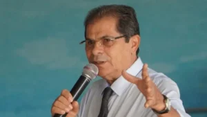 Pastor Sales Batista discursa ao microfone durante evento religioso como vice-presidente da Comieadepa