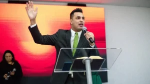 pastor stevan bezerra discursando ao microfone durante culto da ad madureira portugal