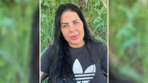 Renálida Lima posa para registro pessoal em ambiente externo com plantas ao fundo