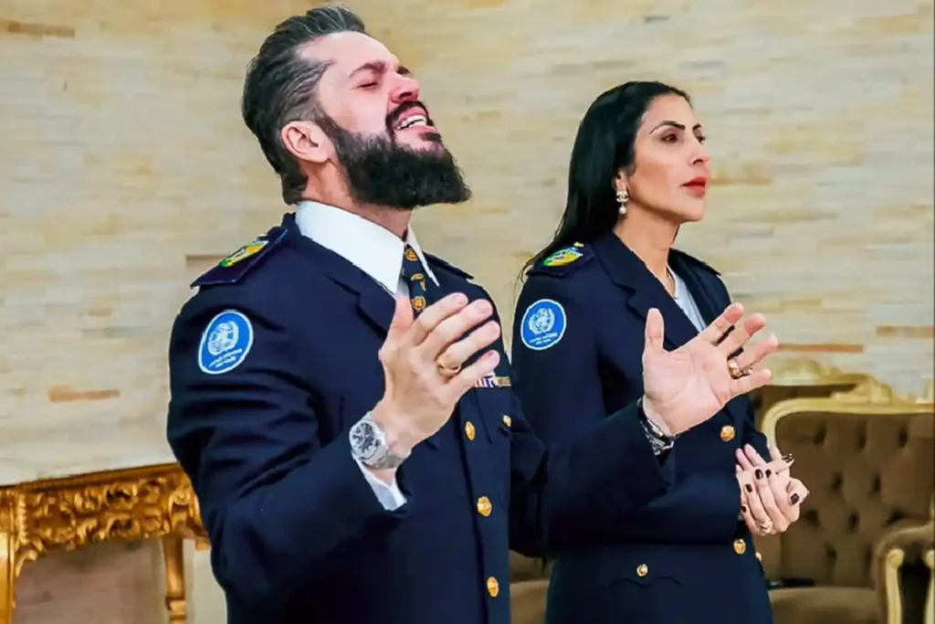 Pastor Agenor Duque falando com expressão séria em estúdio durante gravação de vídeo religioso.