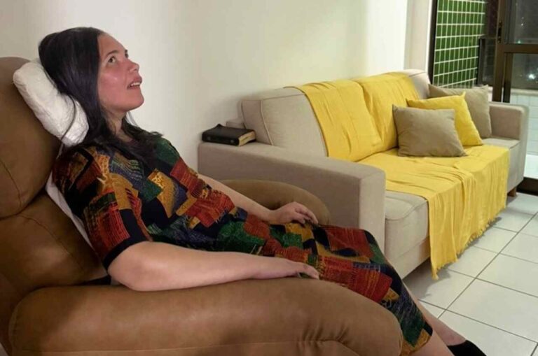 Novas imagens de Amanda Wanessa acompanhando pregação emocionam seguidores