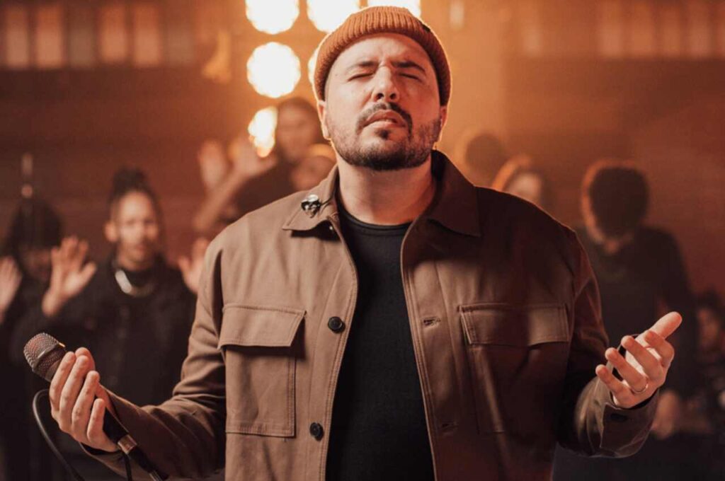 Isaias Saad ministrando louvor no palco.