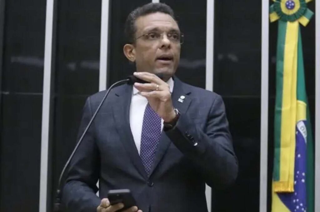 Deputado Otoni de Paula discursando na tribuna da Câmara dos Deputados durante sessão em Brasília.
