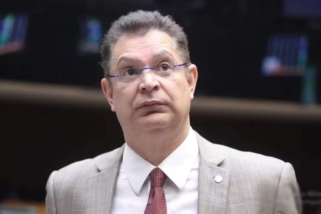 Deputado Sóstenes Cavalcante em pronunciamento no plenário da Câmara dos Deputados durante sessão legislativa.