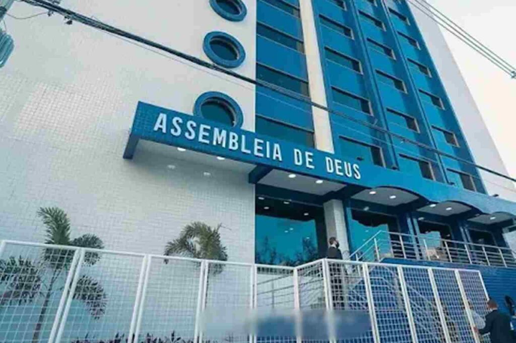 Fachada de templo da Assembleia de Deus, prédio moderno em tons de azul e branco, com entrada principal e identificação da igreja.