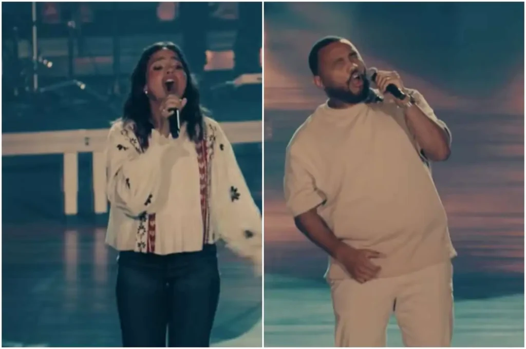 Cantores Julia Vitória e Eli Soares cantando com emoção no palco durante apresentação gospel ao vivo.