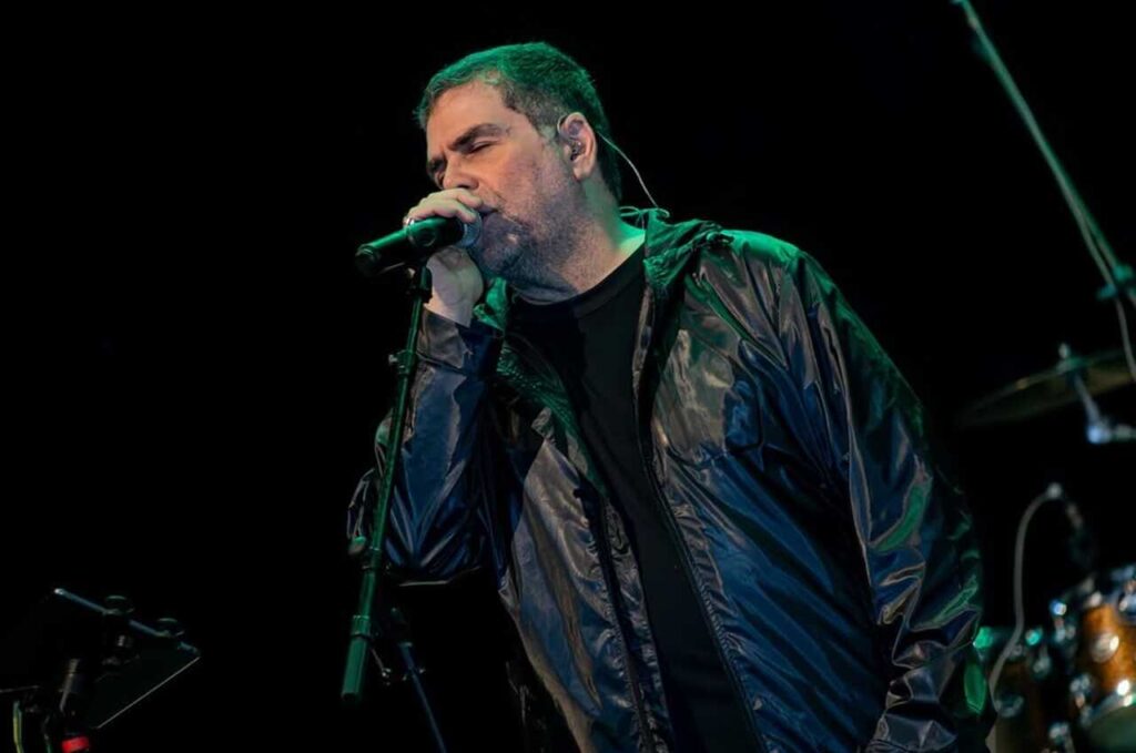 Kim Lírio cantando no palco como vocalista da Catedral.