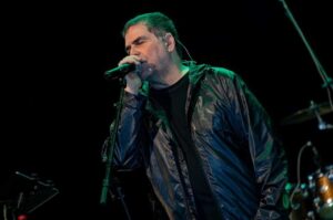 Kim Lírio cantando no palco como vocalista da Catedral.