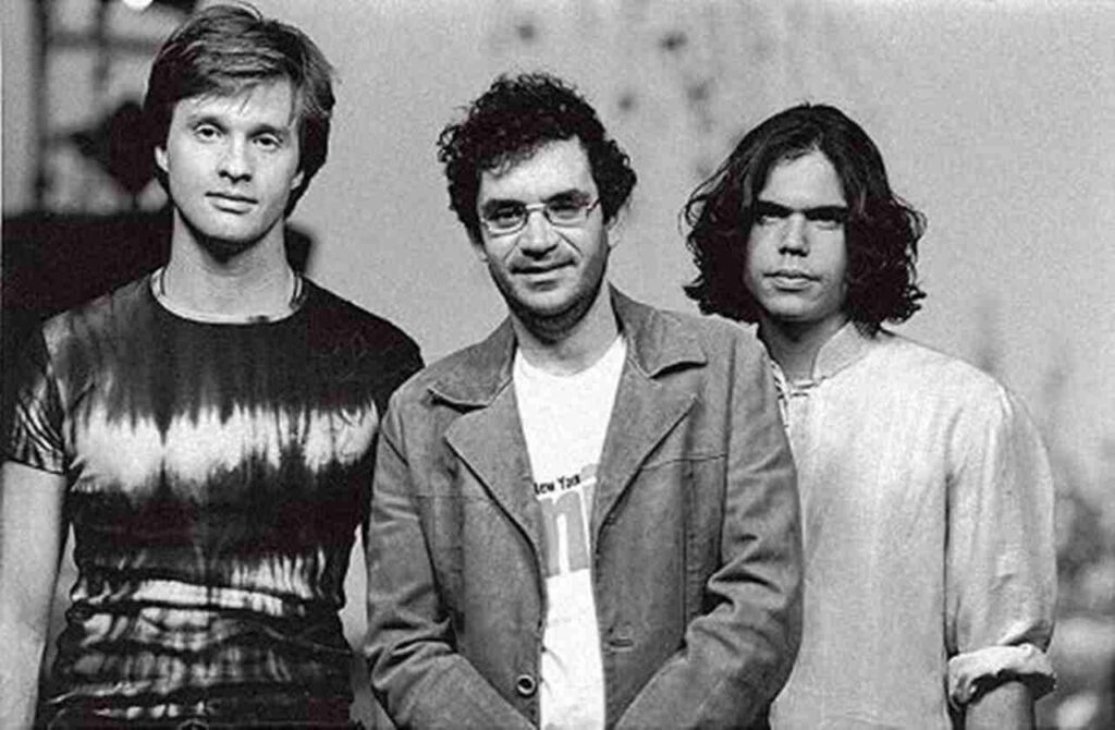 Integrantes da banda Legião Urbana posando para foto em registro histórico em preto e branco no início da carreira.