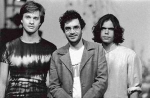 Integrantes da banda Legião Urbana posando para foto em registro histórico em preto e branco no início da carreira.