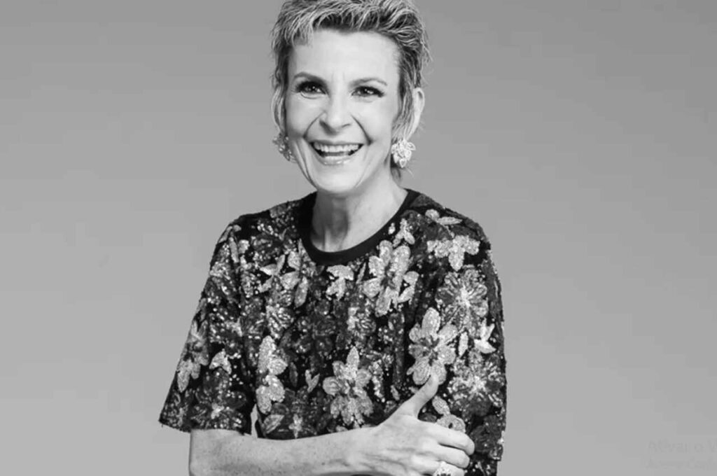 Ludmila Ferber sorrindo em retrato em preto e branco.