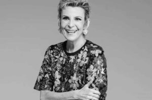 Ludmila Ferber sorrindo em retrato em preto e branco.