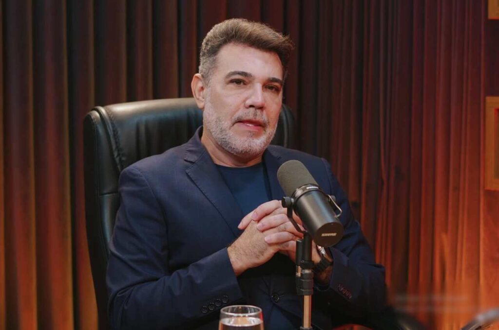 Marco Feliciano em estúdio de podcast.