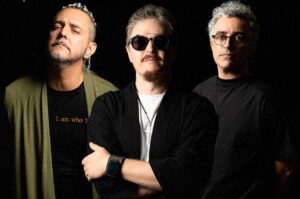 Oficina G3 posa para foto promocional com os integrantes Mauro Henrique, Jean Carllos e Duca Tambasco em retrato oficial da banda gospel.