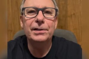 Pastor Lamartine Posella falando em vídeo com expressão séria durante pronunciamento gravado em ambiente interno.