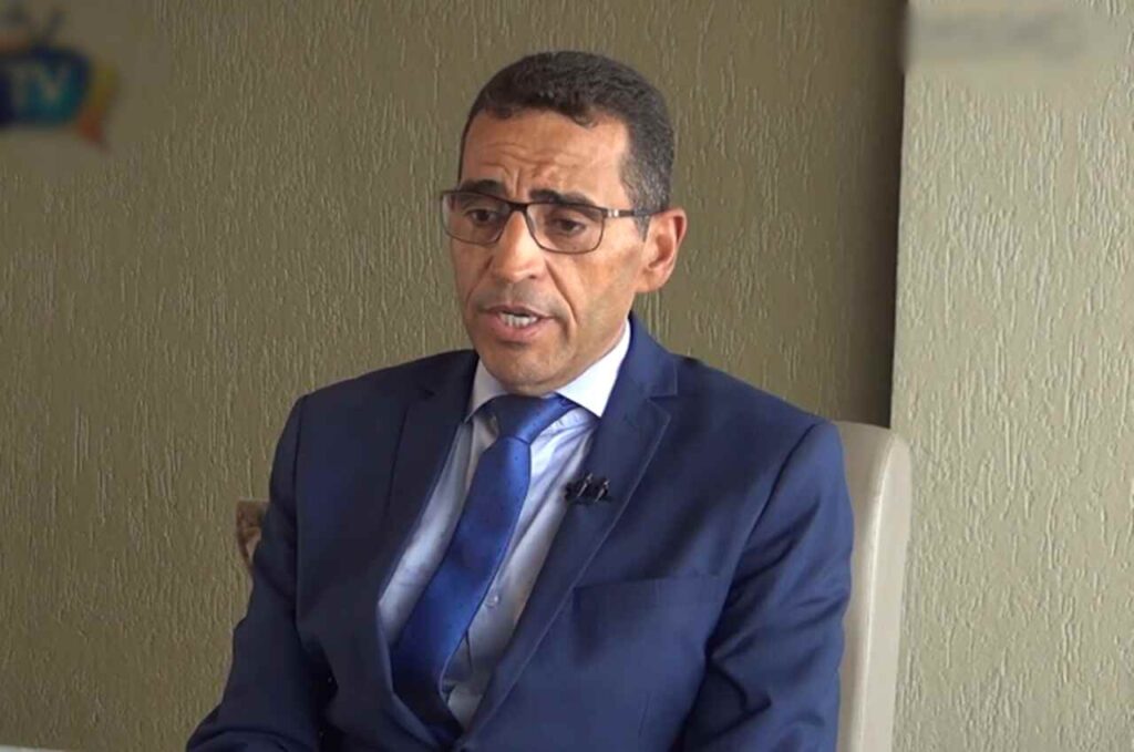 Pastor Wellington Rocha falando durante entrevista em ambiente interno.