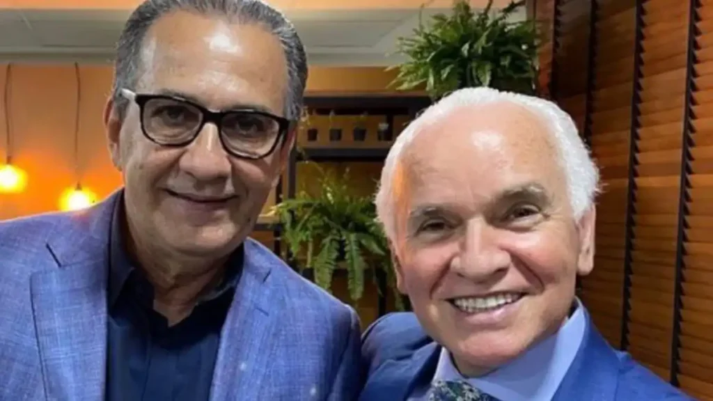 Silas Malafaia e Gilberto Nascimento posam juntos em ambiente interno