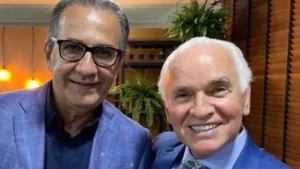 Silas Malafaia e Gilberto Nascimento posam juntos em ambiente interno