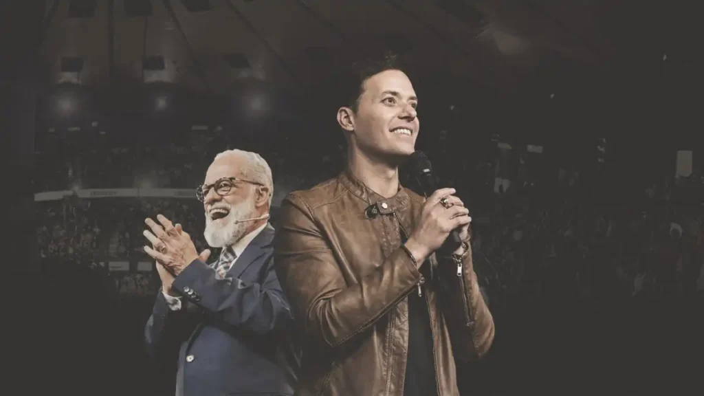 Pastores André Valadão e Márcio Valadão durante evento religioso da Igreja Lagoinha