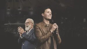 Pastores André Valadão e Márcio Valadão durante evento religioso da Igreja Lagoinha