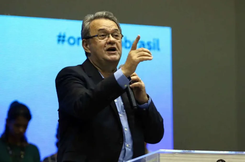 Pastor Samuel Câmara ministra mensagem em púlpito durante evento evangélico.