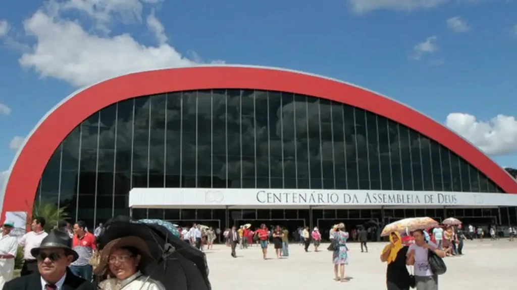 Fachada do Centro de Convenções Centenário da Assembleia de Deus com público reunido durante evento religioso