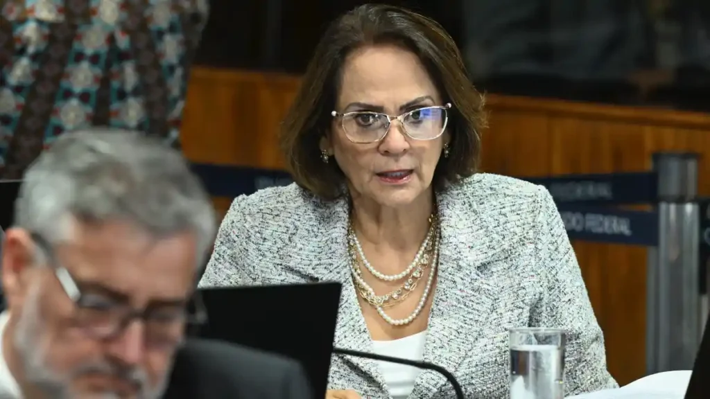 Senadora Damares Alves fala durante sessão da CPMI do INSS no Congresso Nacional