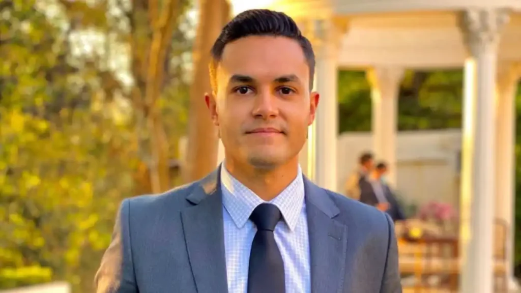 david miranda neto posa para foto oficial em ambiente externo