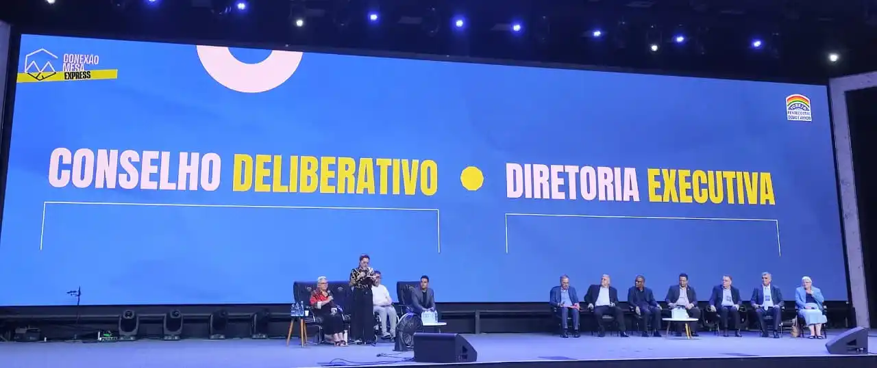 diretoria da Igreja Pentecostal Deus é Amor reunida em evento institucional no palco