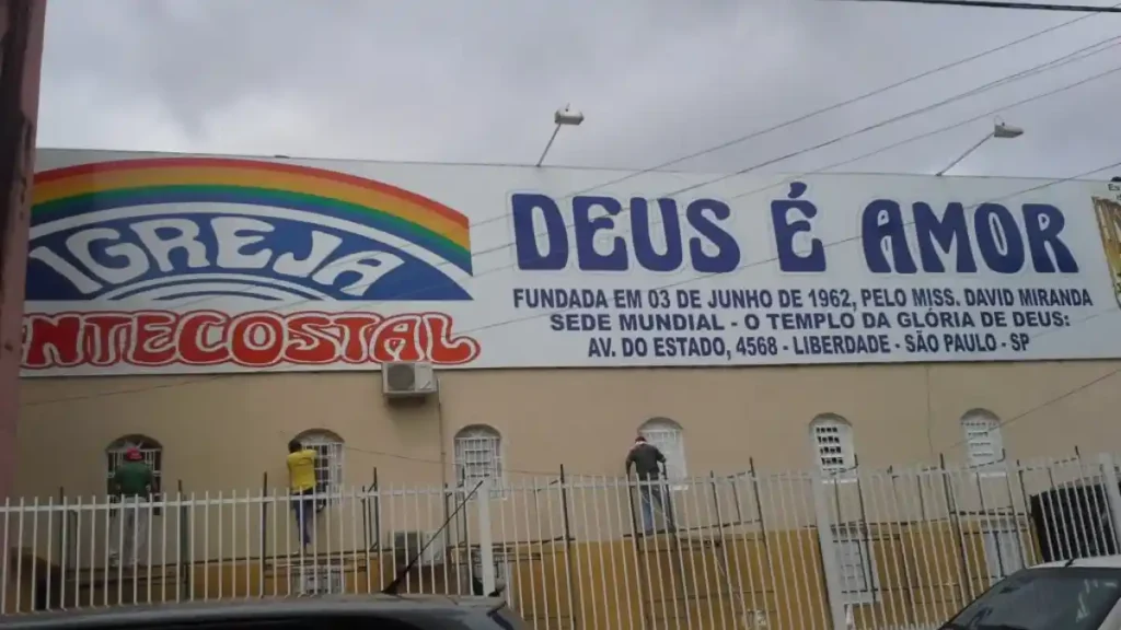 fachada da Igreja Pentecostal Deus é Amor com letreiro “Deus é Amor” e identificação da sede mundial na Avenida do Estado em São Paulo