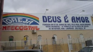 fachada da Igreja Pentecostal Deus é Amor com letreiro “Deus é Amor” e identificação da sede mundial na Avenida do Estado em São Paulo
