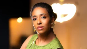 Neli Álvaro, CEO da Meekan, posa com os braços cruzados em retrato corporativo em ambiente interno