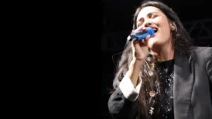 cantora-gospel-nicoli-francini-cantando-durante-apresentacao-em-palco