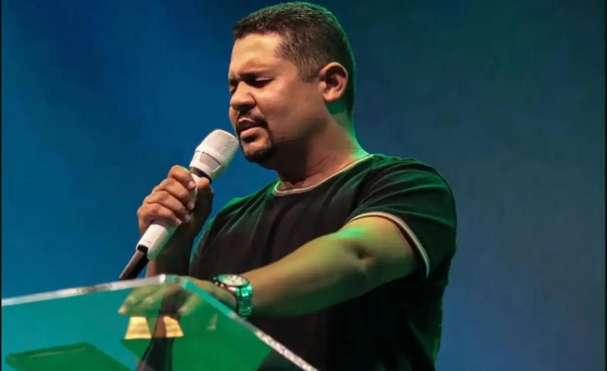 Pastor Anderson durante pregação em culto da Manah Church, em Maceió