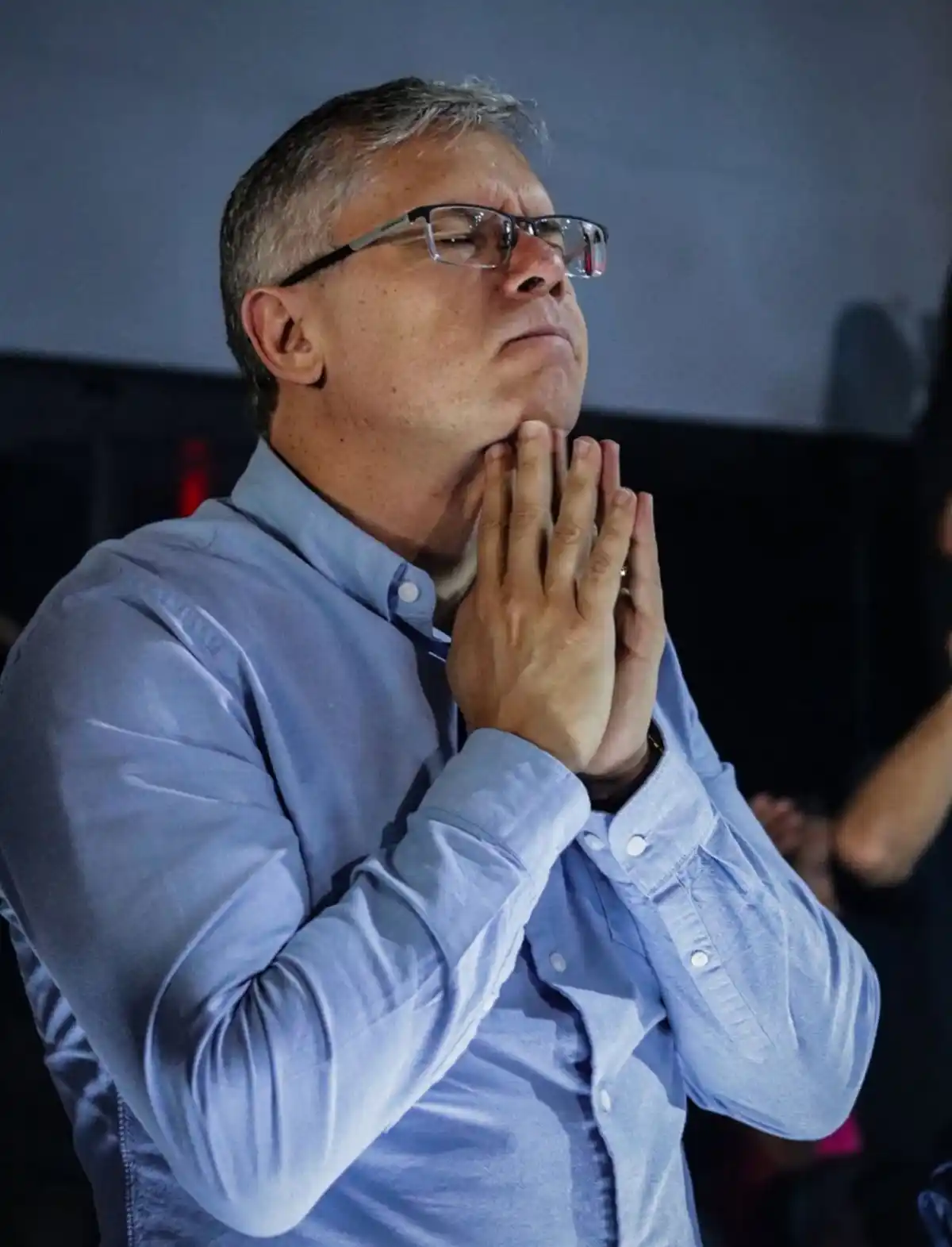 Pastor Jairo Fernandes em momento de oração durante culto da Manah Church