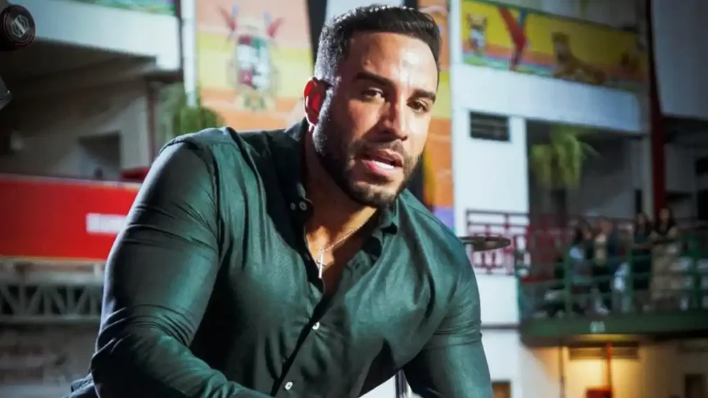 pastor Leonardo Sale ministra culto e interage com fiéis durante pregação em igreja