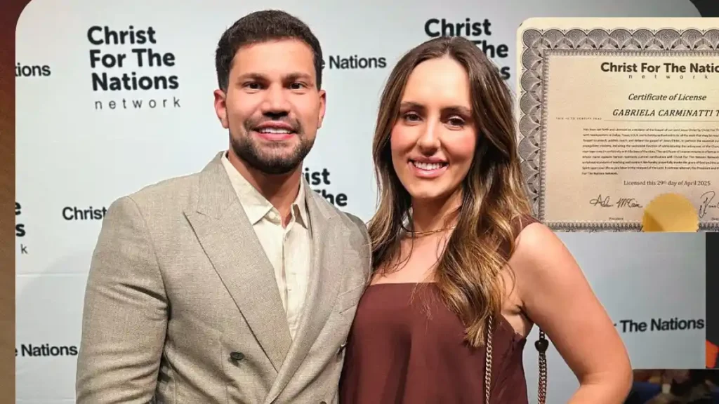 Pastores Lucas Torres e Gabriela Torres posam para foto em evento do Christ For The Nations, com certificado em destaque na montagem
