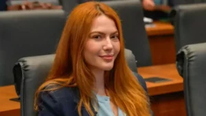 deputada sarah poncio sentada no plenário durante sessão legislativa